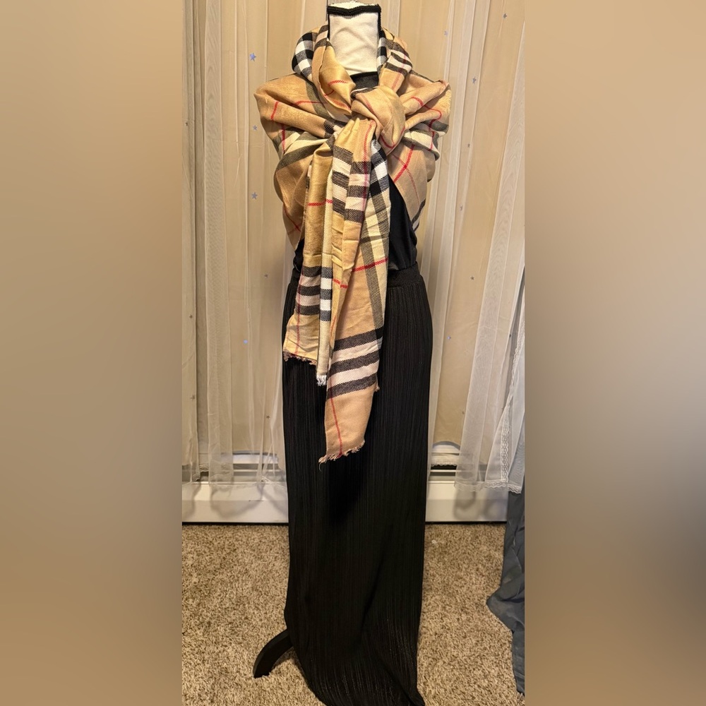 Classic tan & black plaid Burberry Scarf. Never worn! NEW! Very large in size! - Picture 4 of 15